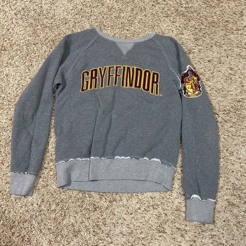 Harry Potter gryffindor crewneck. House logo on sleeve and house name on front